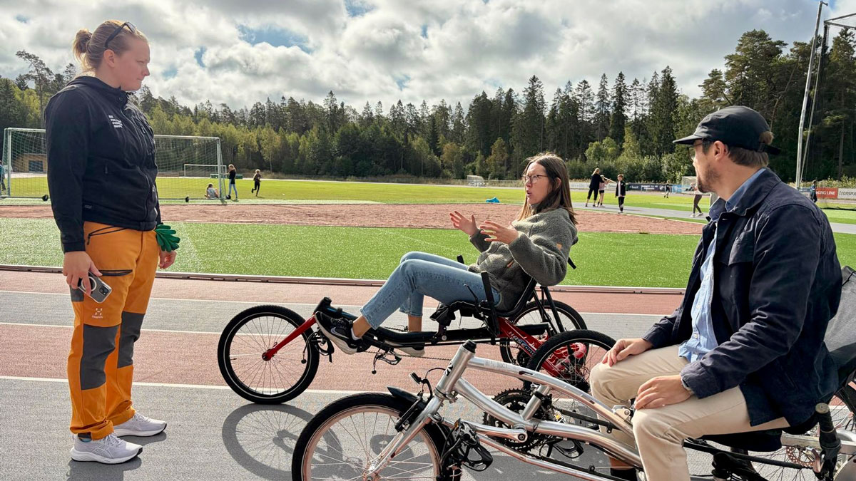 Henkilöitä urheilukentällä kokeilemassa erinäisiä liikunnan apuvälineitä.