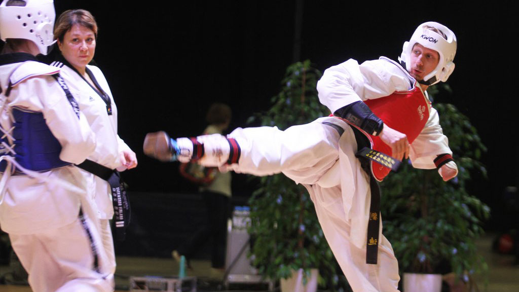 Matti Sairanen ottelemassa taekwondossa.