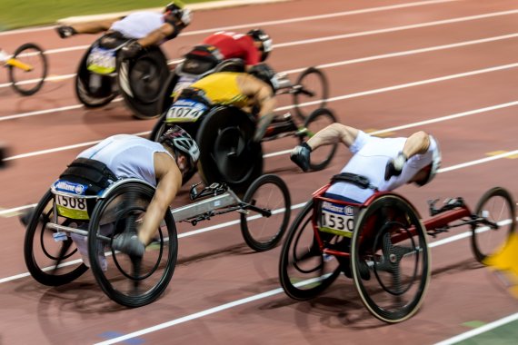 Henry Manni kelaamassa paralympialaisissa. 