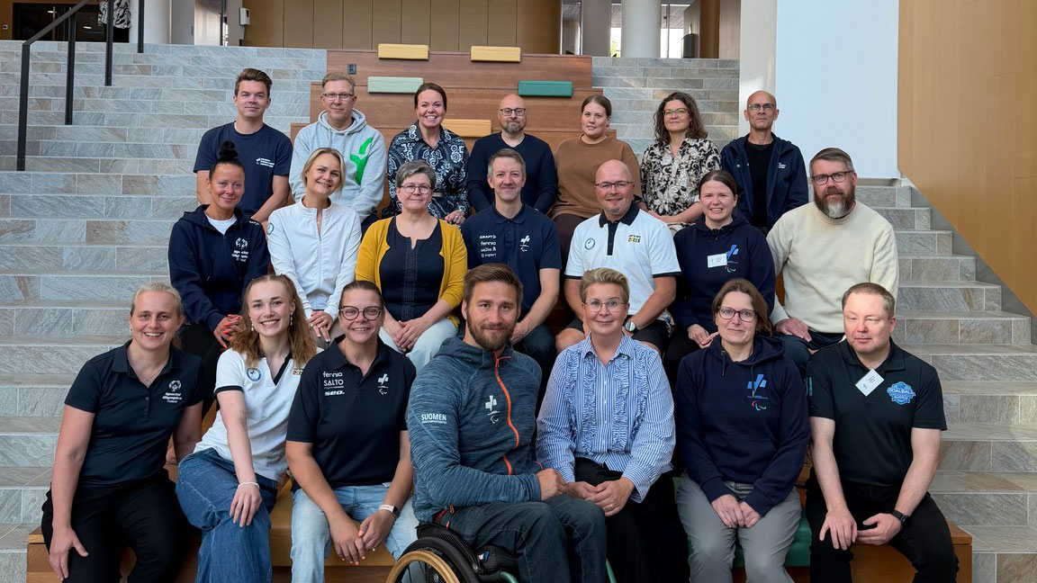 Paralympiakomitean ja Fennian henkilöstöä yhteiskuvassa portaikossa.