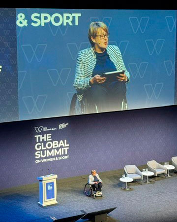 IWG-konferenssi-lavaohjelmaa, henkilö puhumassa.