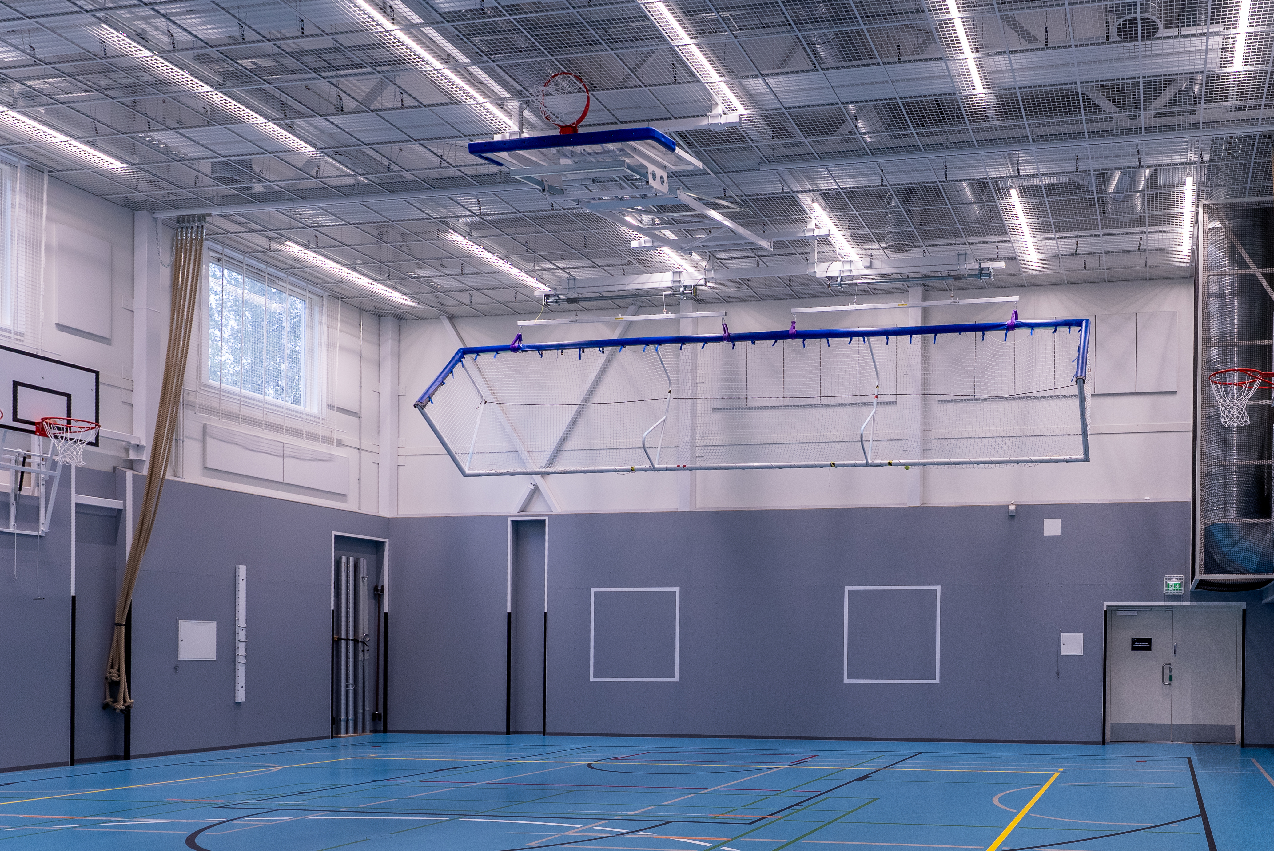 Kuvassa kattoon nostetut maalipallomaali